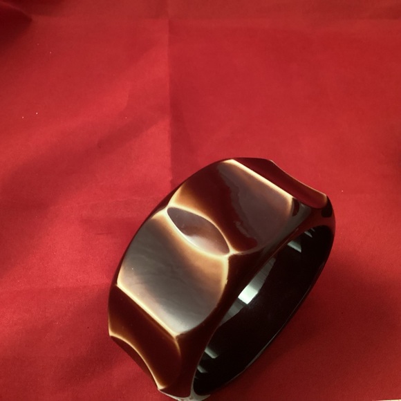 Large Brown and cream plastic bangle - Picture 6 of 11